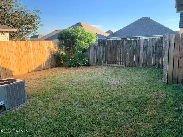 $1,100 | 220 Briarcliff Drive, Youngsville, LA 70592