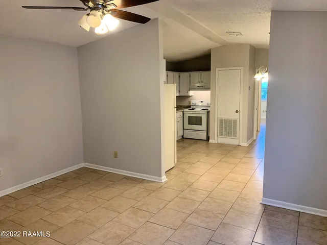 $1,100 | 220 Briarcliff Drive, Youngsville, LA 70592