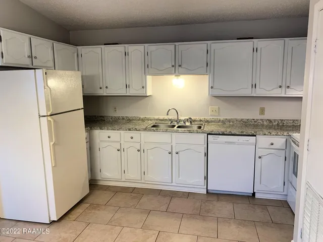 $1,100 | 220 Briarcliff Drive, Youngsville, LA 70592