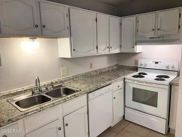 $1,100 | 220 Briarcliff Drive, Youngsville, LA 70592