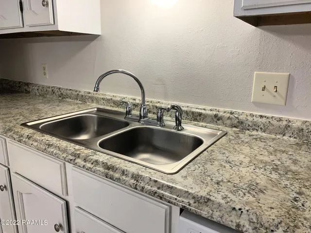 $1,100 | 220 Briarcliff Drive, Youngsville, LA 70592