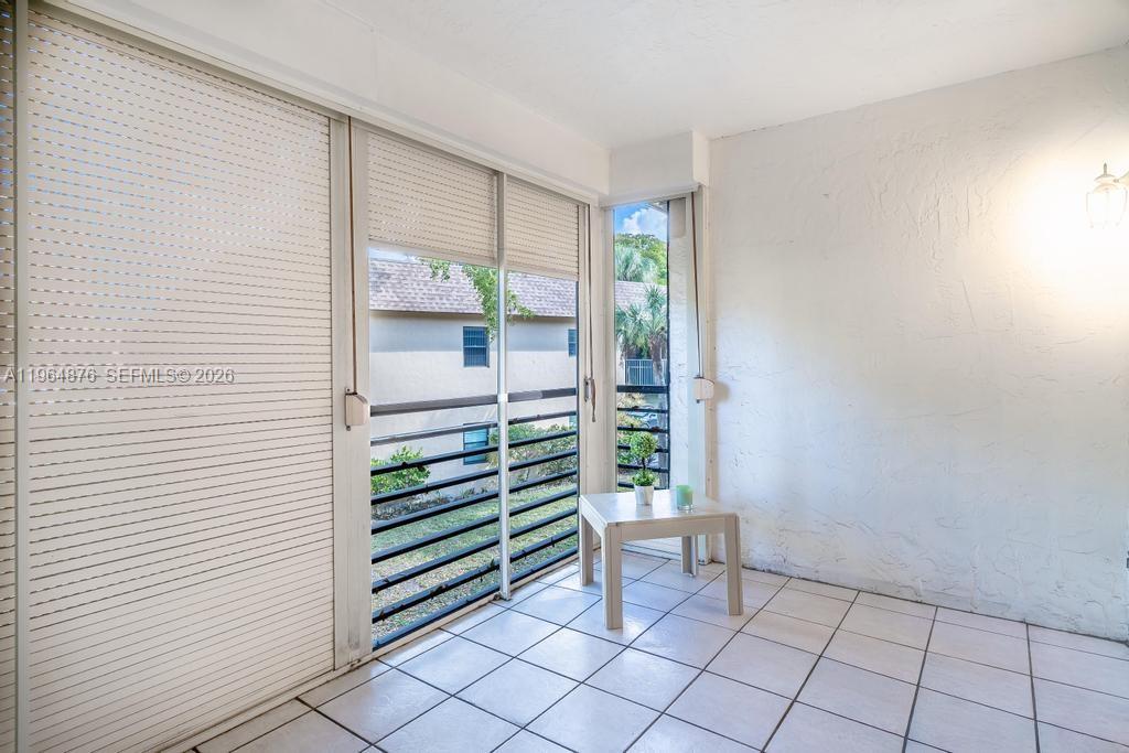 250 Gate Road, Unit 257 Hollywood, FL 33024 - Photo 32 of 49 Screened