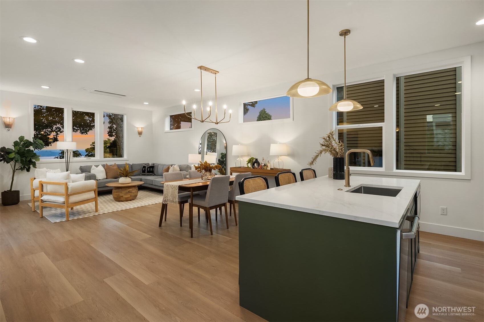 920 34th Avenue, Unit B Seattle, WA 98122 - Photo 13 of 38 a large kitchen with a table and chairs