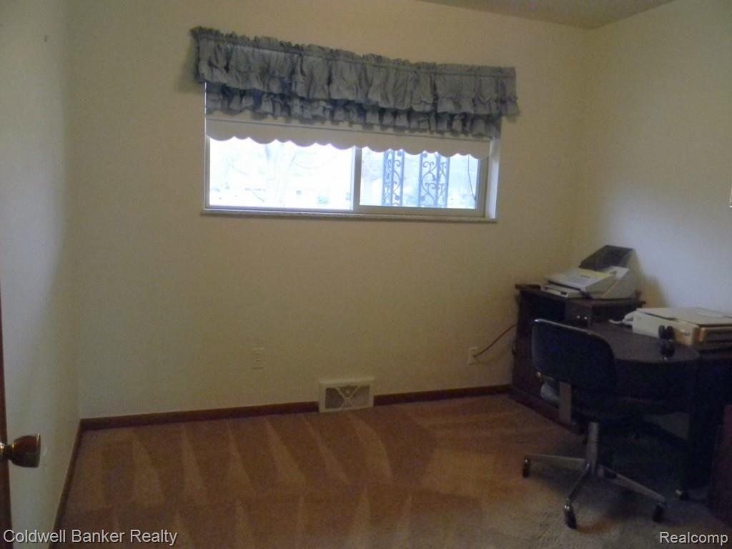 614 East Wardlow Road Highland, MI 48356 - Photo 11 of 21 Bedroom III
