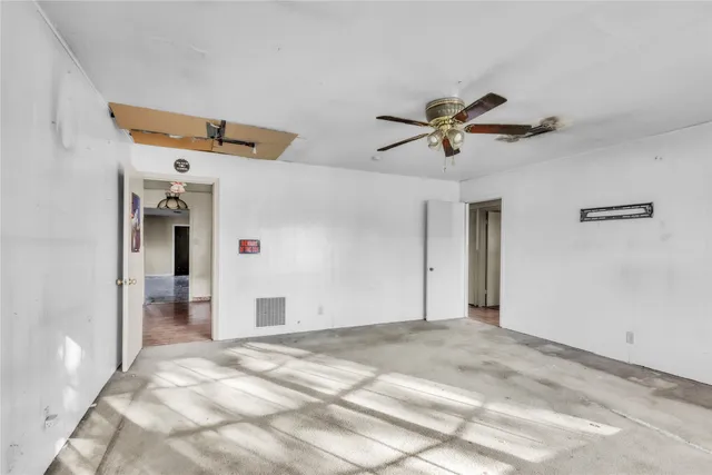 a view of a livingroom with a ceiling fan