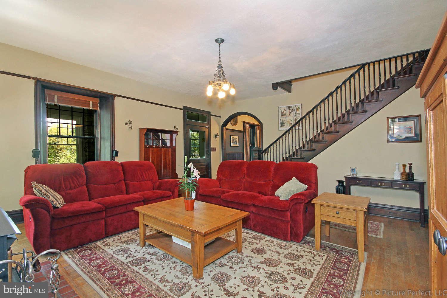 13905 Edgemont Road Smithsburg, MD 21783 - Photo 3 of 30 Living Room