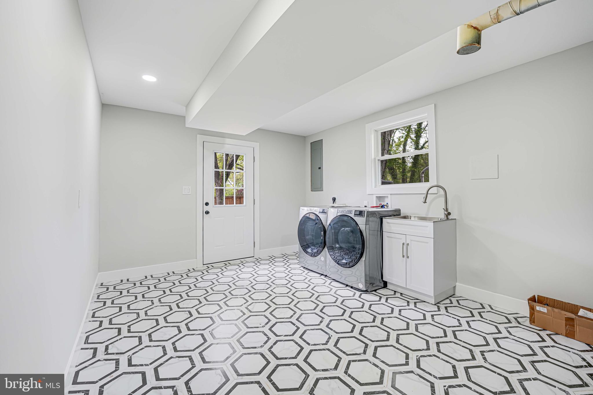 8643 Gateshead Road Alexandria, VA 22309 - Photo 33 of 40 a bedroom with bed and a window
