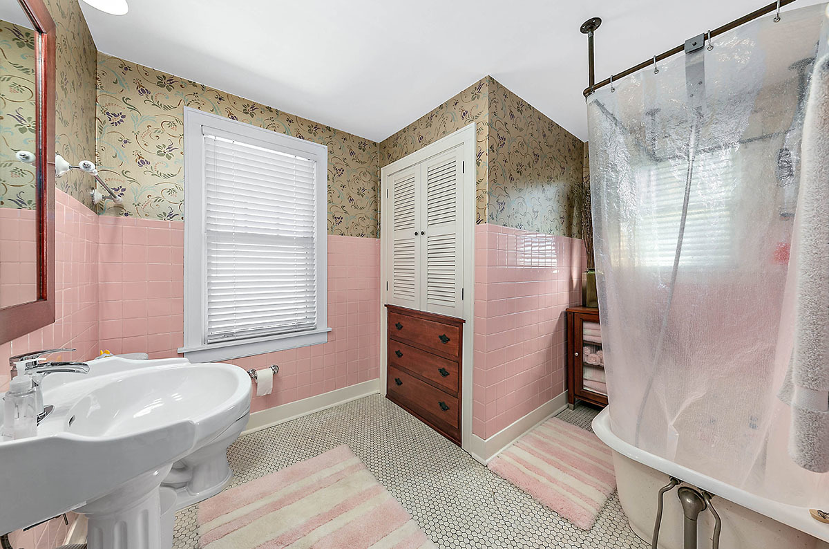 826 North Center Street Naperville, IL 60563 - Photo 14 of 21 a bathroom with a sink and a mirror