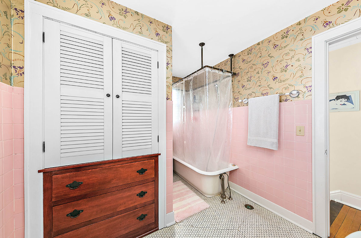 826 North Center Street Naperville, IL 60563 - Photo 15 of 21 a bathroom with a bathtub and shower