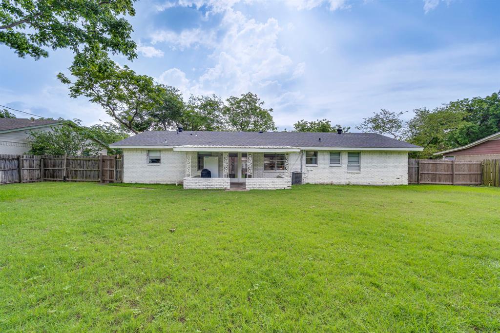 1425 Ridgecrest Drive Midlothian, TX 76065 - Photo 25 of 33 Fenced flat yard.