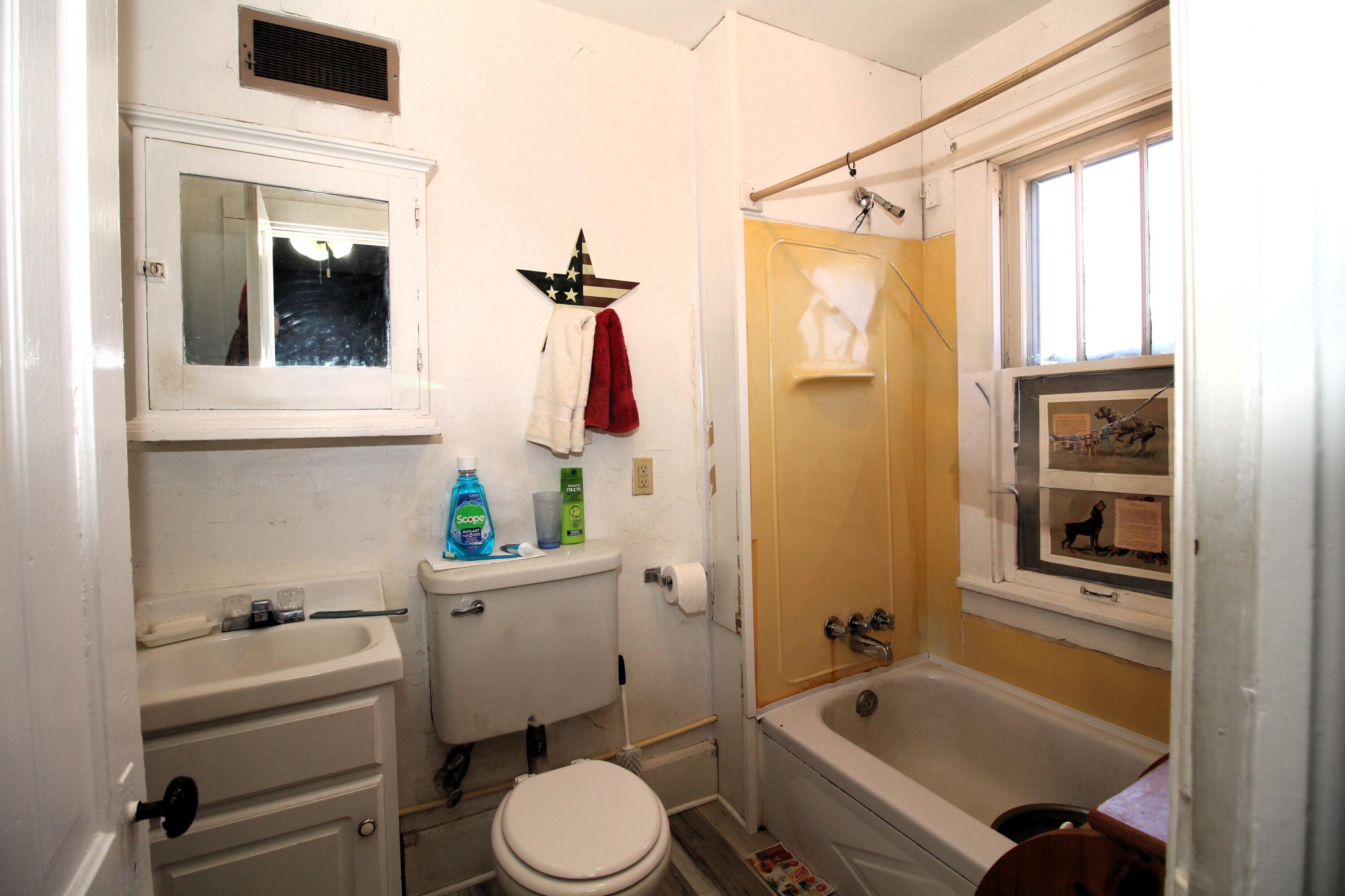 1015 Hagerer Street Racine, WI 53402 - Photo 10 of 31 Bath 2