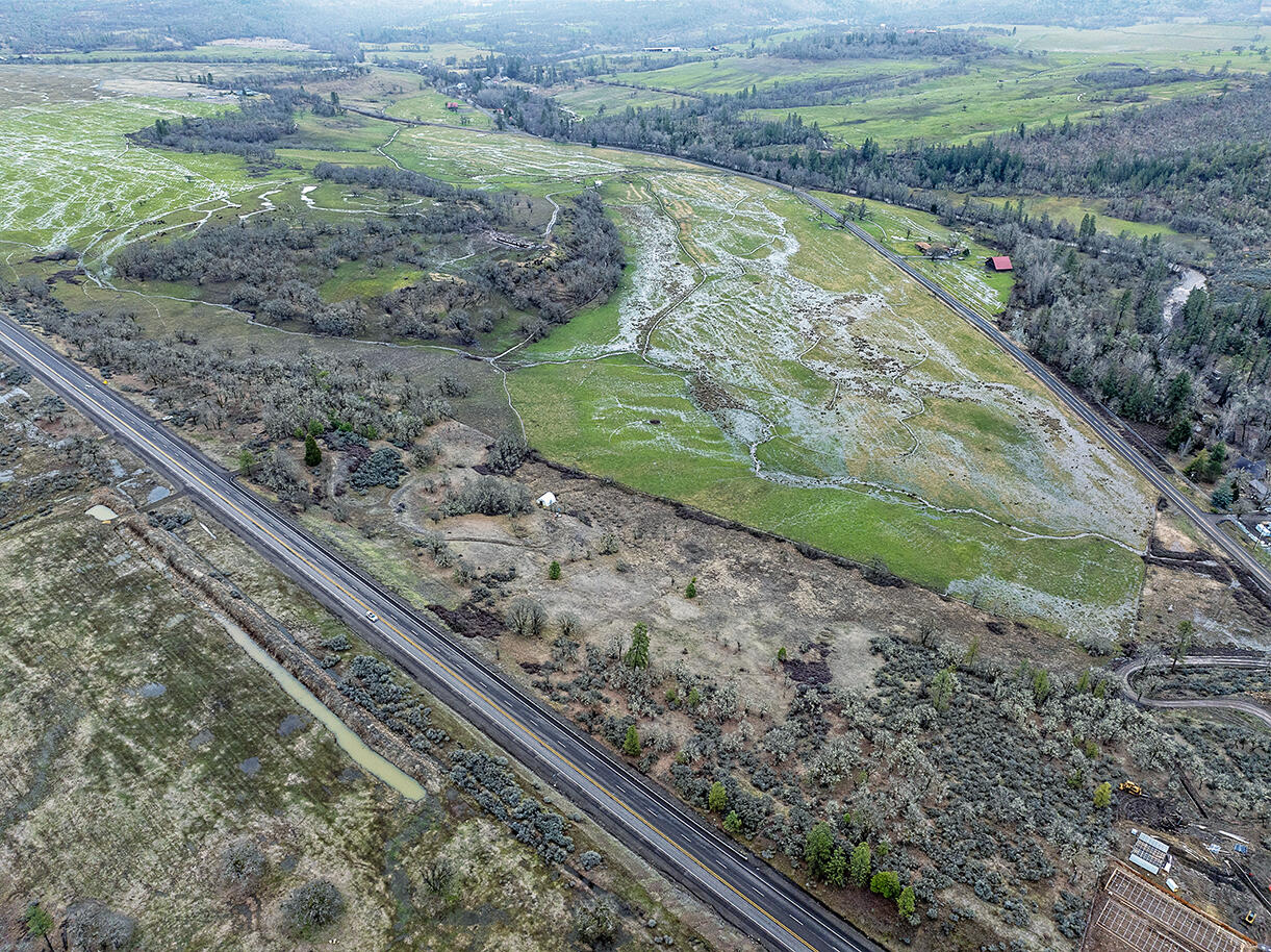 13546 Highway 140 Eagle Point, OR 97524 - Photo 13 of 24 a view of a yard with wooden fence