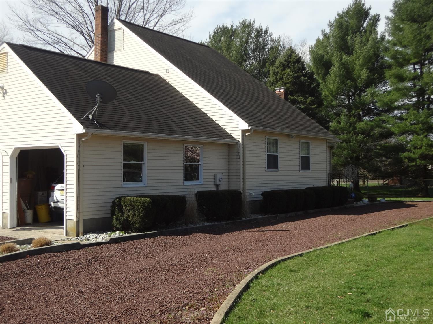 303 Friendship Road Cranbury, NJ 08512 - Photo 5 of 31 Gallery Image 5