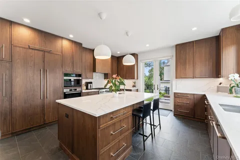a large kitchen with kitchen island a large island in it