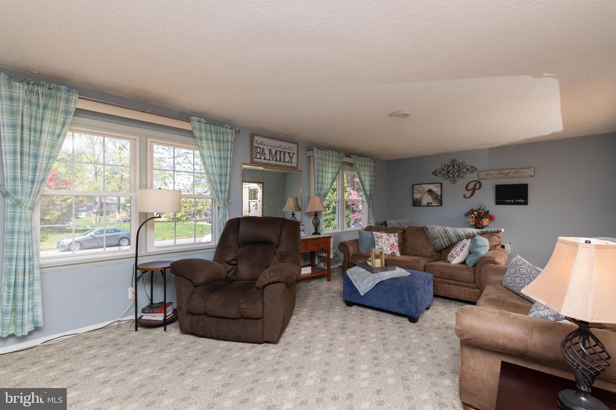 25 Bryant Road Turnersville, NJ 08012 - Photo 7 of 51 Living Room