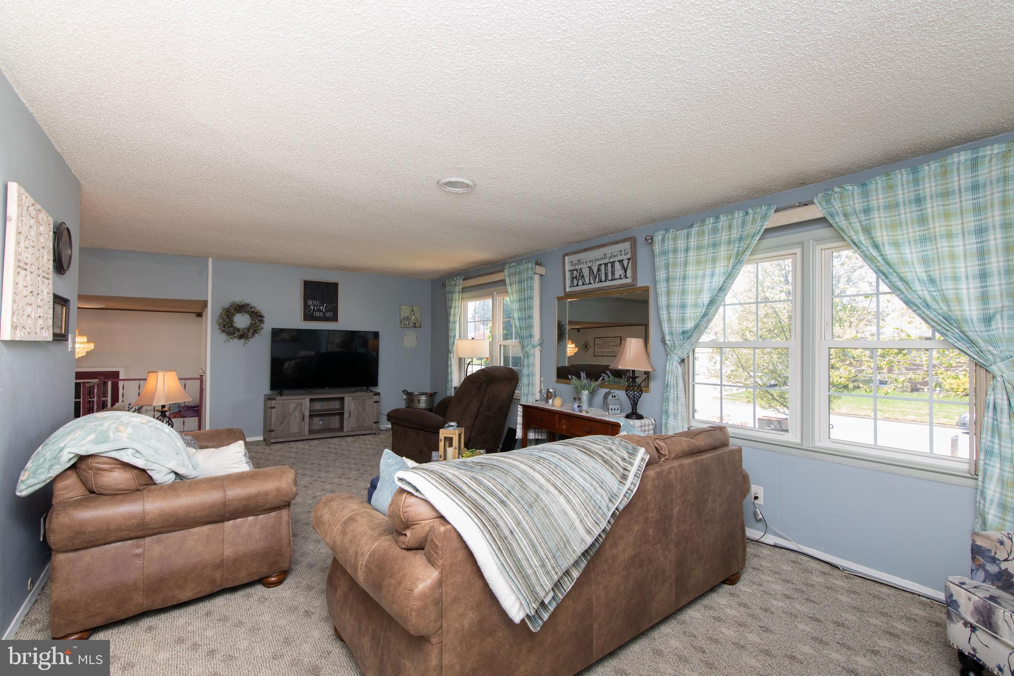 25 Bryant Road Turnersville, NJ 08012 - Photo 9 of 51 Living Room