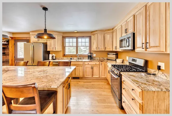 $649,900 | 8 Country Lane, Hebron, NH 03241
