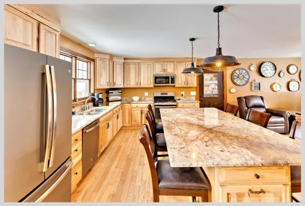 $649,900 | 8 Country Lane, Hebron, NH 03241