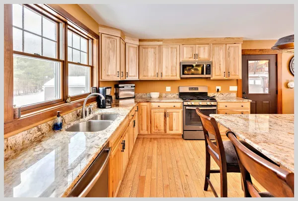 $649,900 | 8 Country Lane, Hebron, NH 03241
