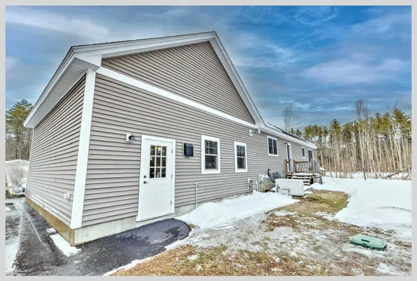 $649,900 | 8 Country Lane, Hebron, NH 03241