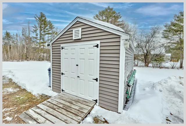 $649,900 | 8 Country Lane, Hebron, NH 03241