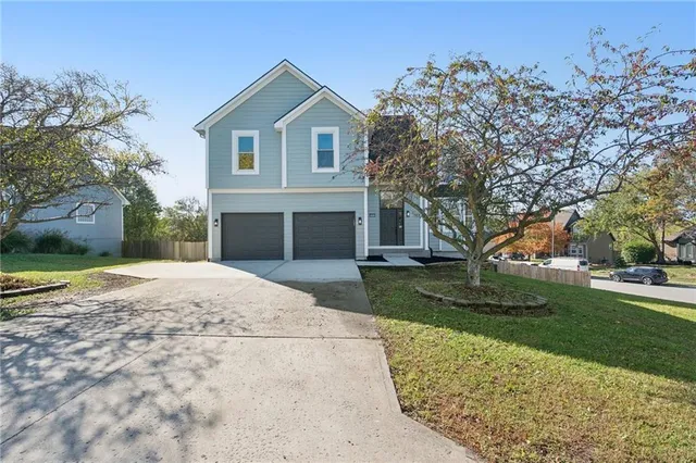 $429,900 | 1515 Fox Run Lane, Raymore, MO 64083