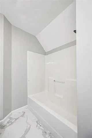 $429,900 | 1515 Fox Run Lane, Raymore, MO 64083