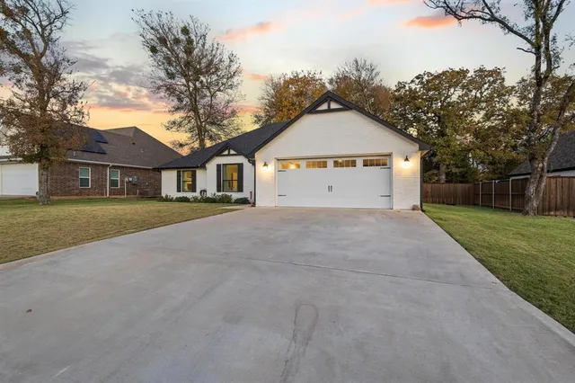 a view of an house with backyard and garden