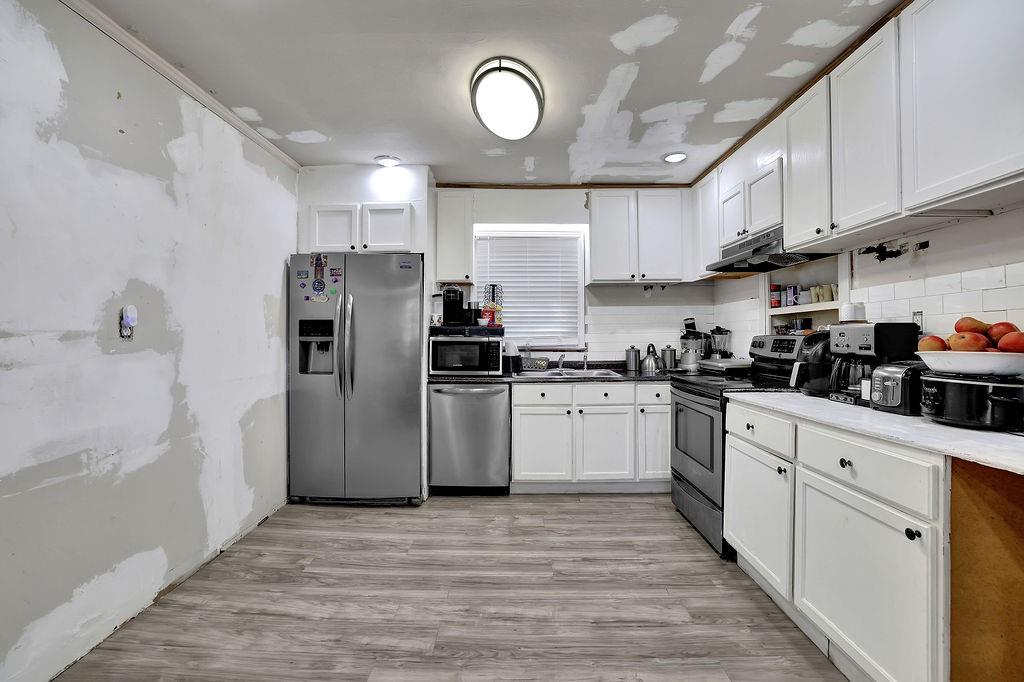 804 Rowland Road Stone Mountain, GA 30083 - Photo 10 of 23 a kitchen with refrigerator cabinets and a center