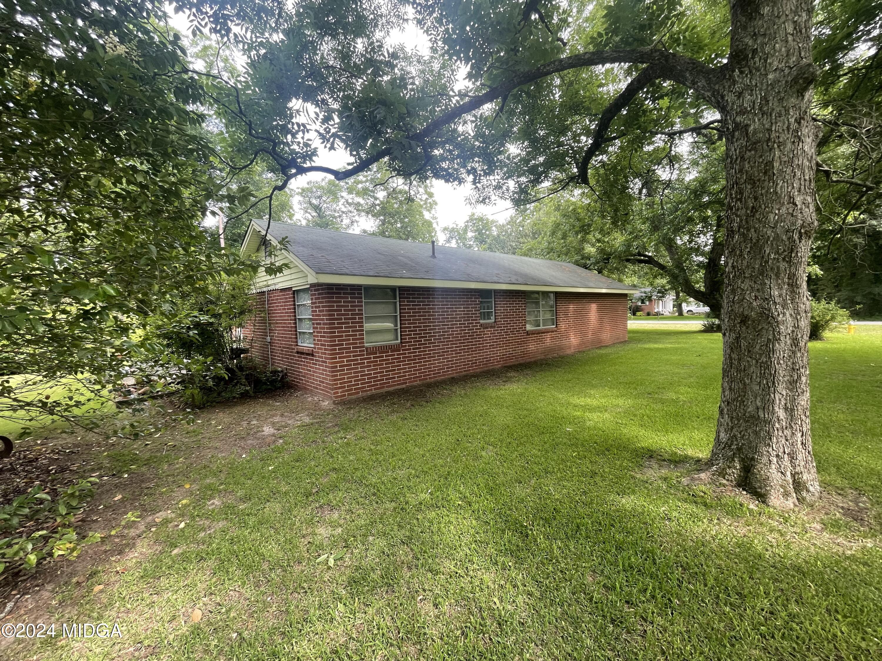3721 South Walden Road Macon, GA 31216 - Photo 8 of 36 Left Side of House