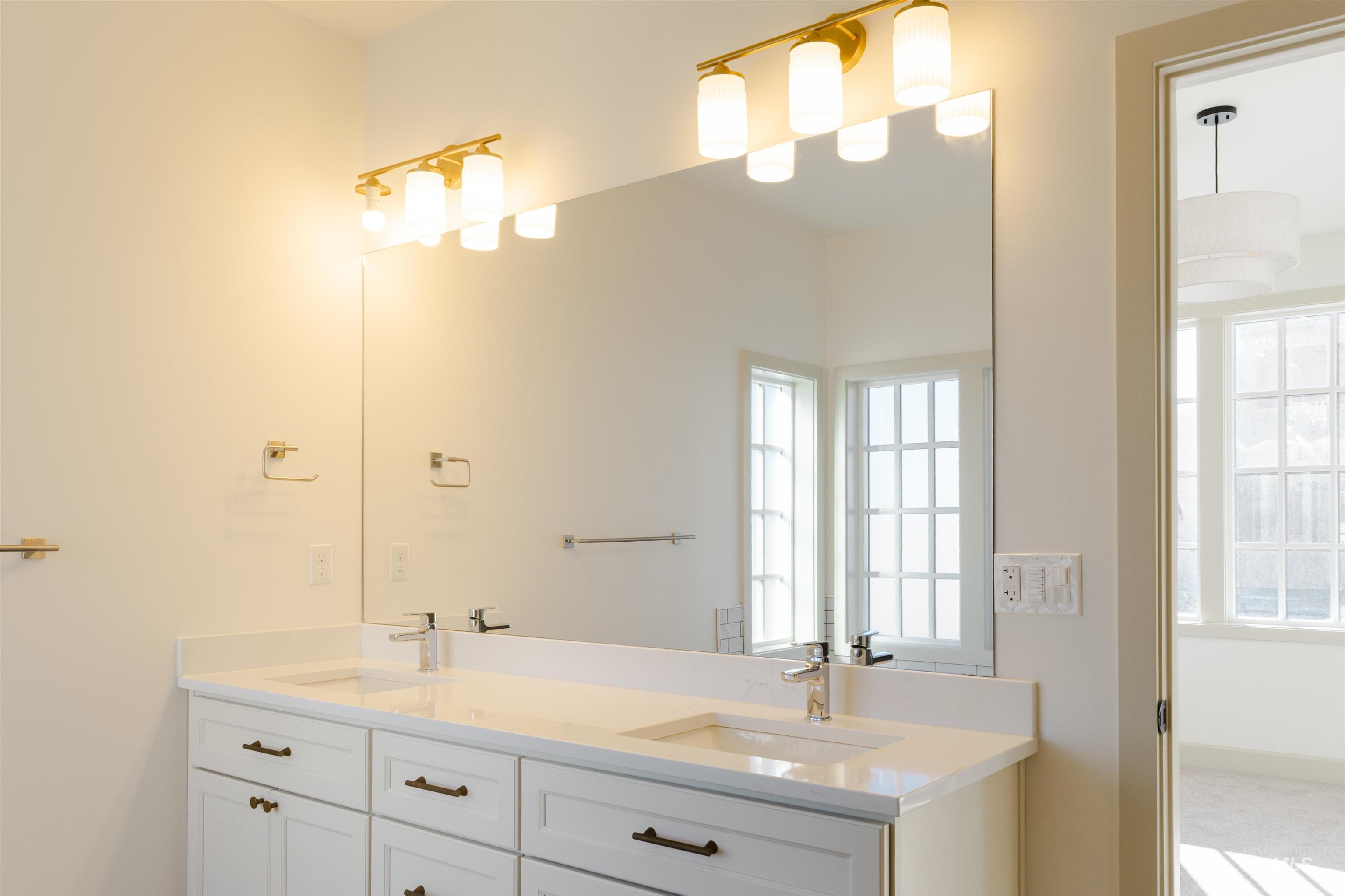 1560 Slonaker, Unit ONYX Moscow, ID 83843 - Photo 20 of 43 Full bathroom with double vanity