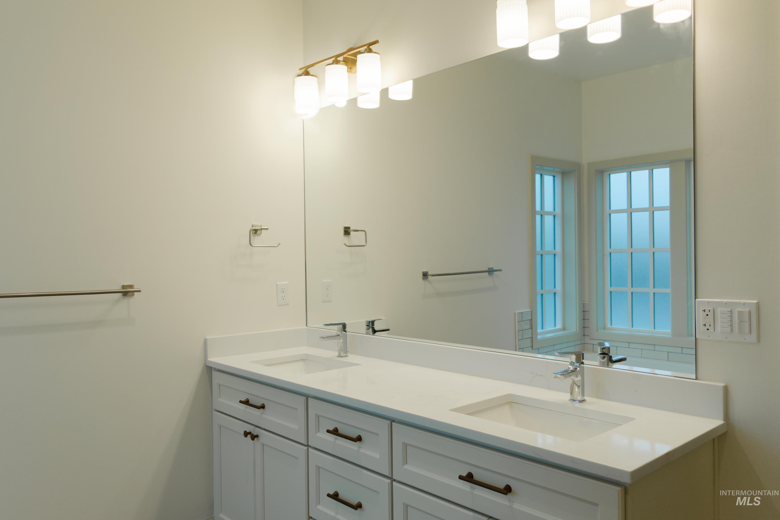 1560 Slonaker, Unit ONYX Moscow, ID 83843 - Photo 24 of 49 Full bath with double vanity