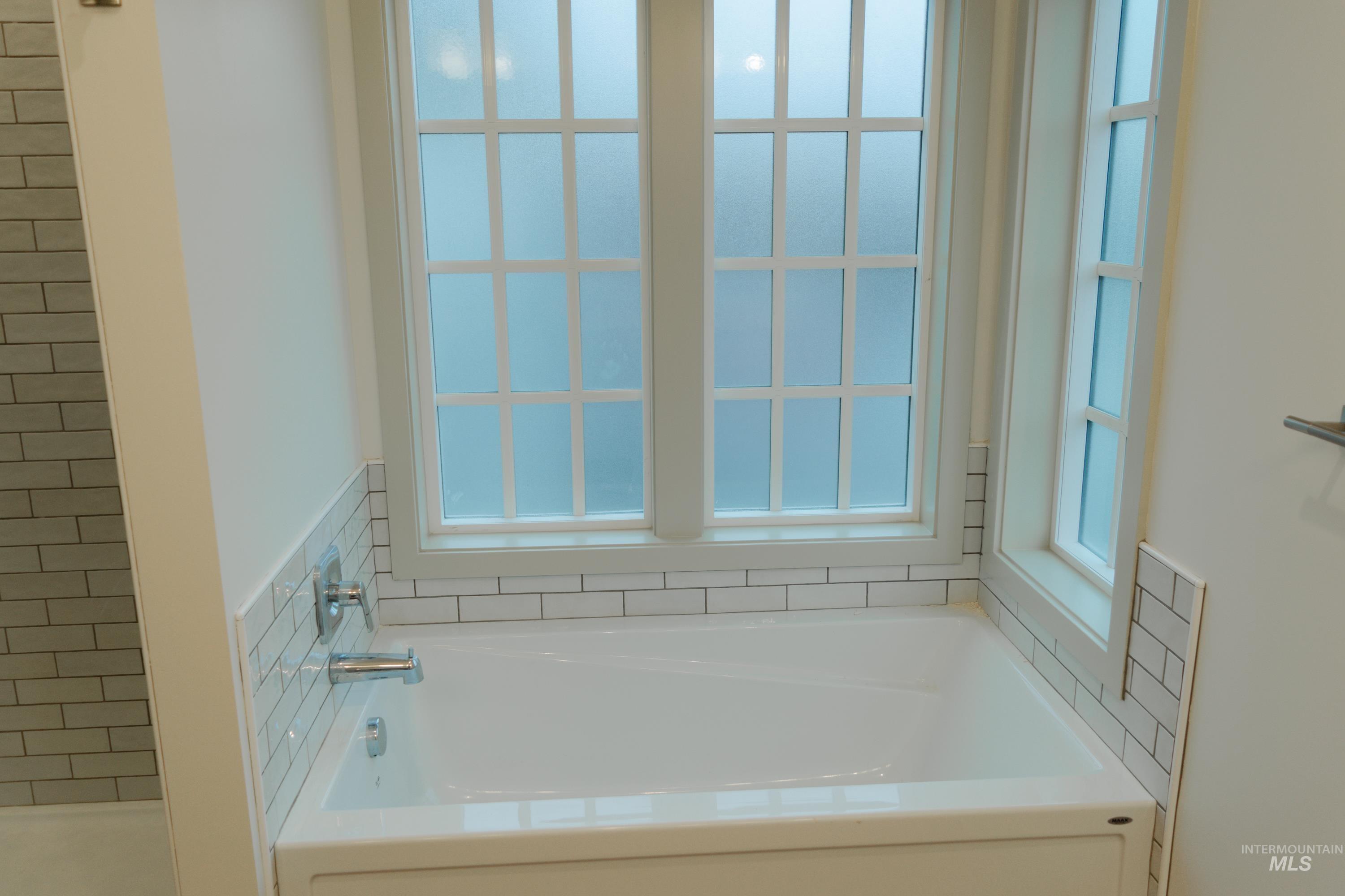 1560 Slonaker, Unit ONYX Moscow, ID 83843 - Photo 25 of 49 Full bath with a bath