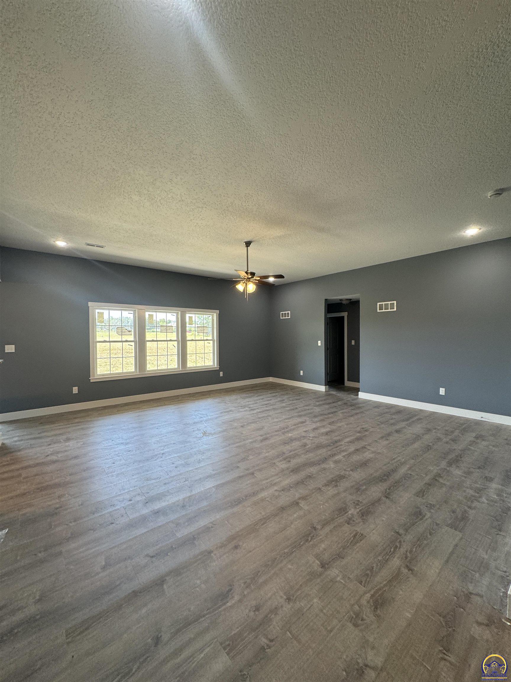 1027 Riley Avenue Emporia, KS 66801 - Photo 4 of 16