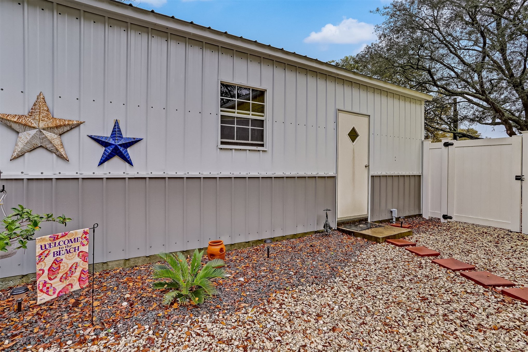 1421 Hickory Street Fernandina Beach, FL 32034 - Photo 21 of 22 a backyard of a house
