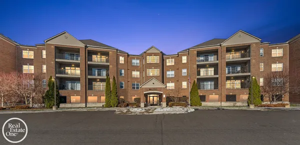 $279,000 | 2118 Country Club Drive, Unit #10, St. Clair Shores, MI 48082