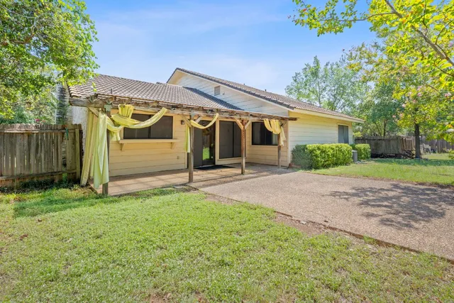 a view of a back yard of the house