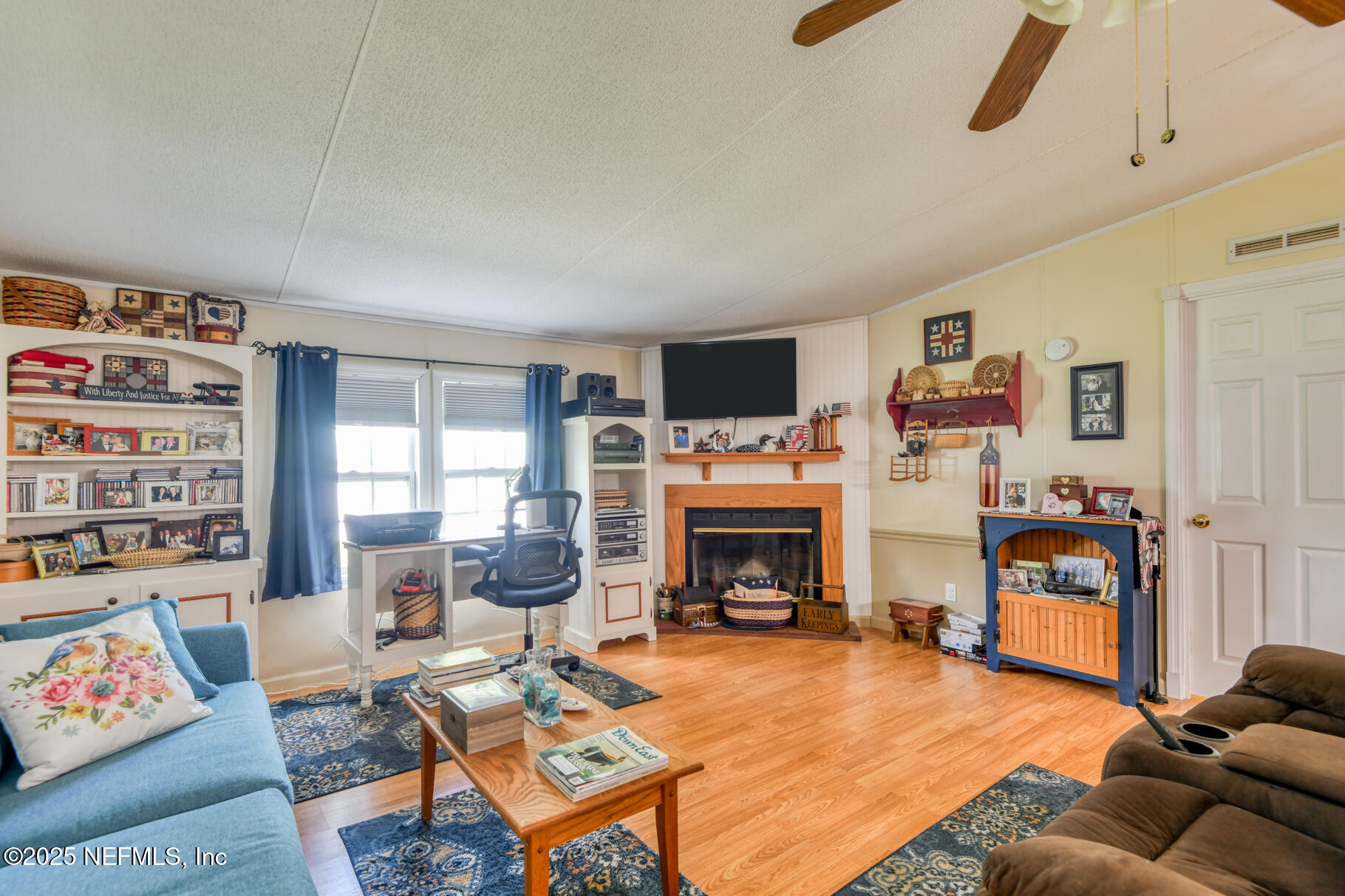 203 Horse Landing Road Satsuma, FL 32189 - Photo 17 of 39 living room
