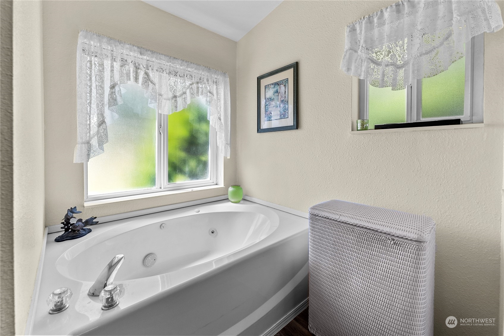 50 Soren Peterson Road Riverside, WA 98849 - Photo 14 of 37 a bathroom with a bathtub and a window