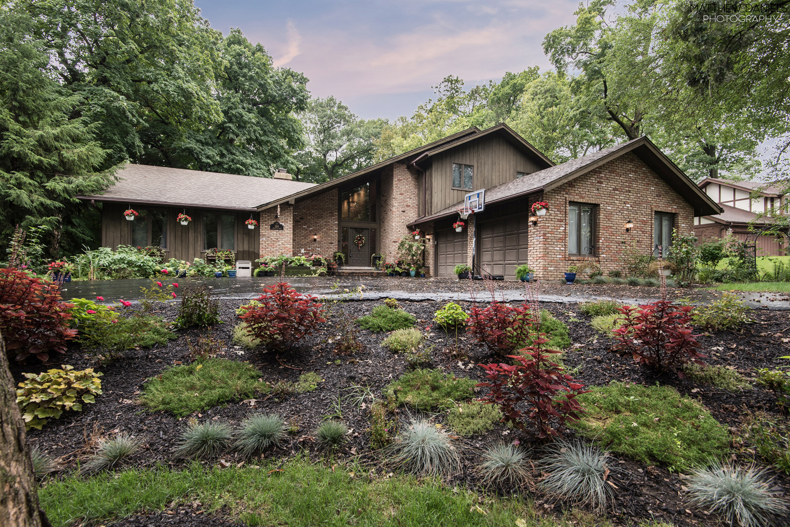 584 Aberdeen Road Frankfort, IL 60423 - Photo 1 of 60 a front view of a house with garden