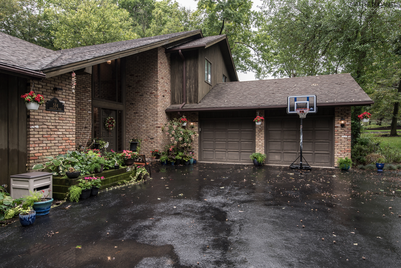 584 Aberdeen Road Frankfort, IL 60423 - Photo 5 of 60 a front view of a house with garden