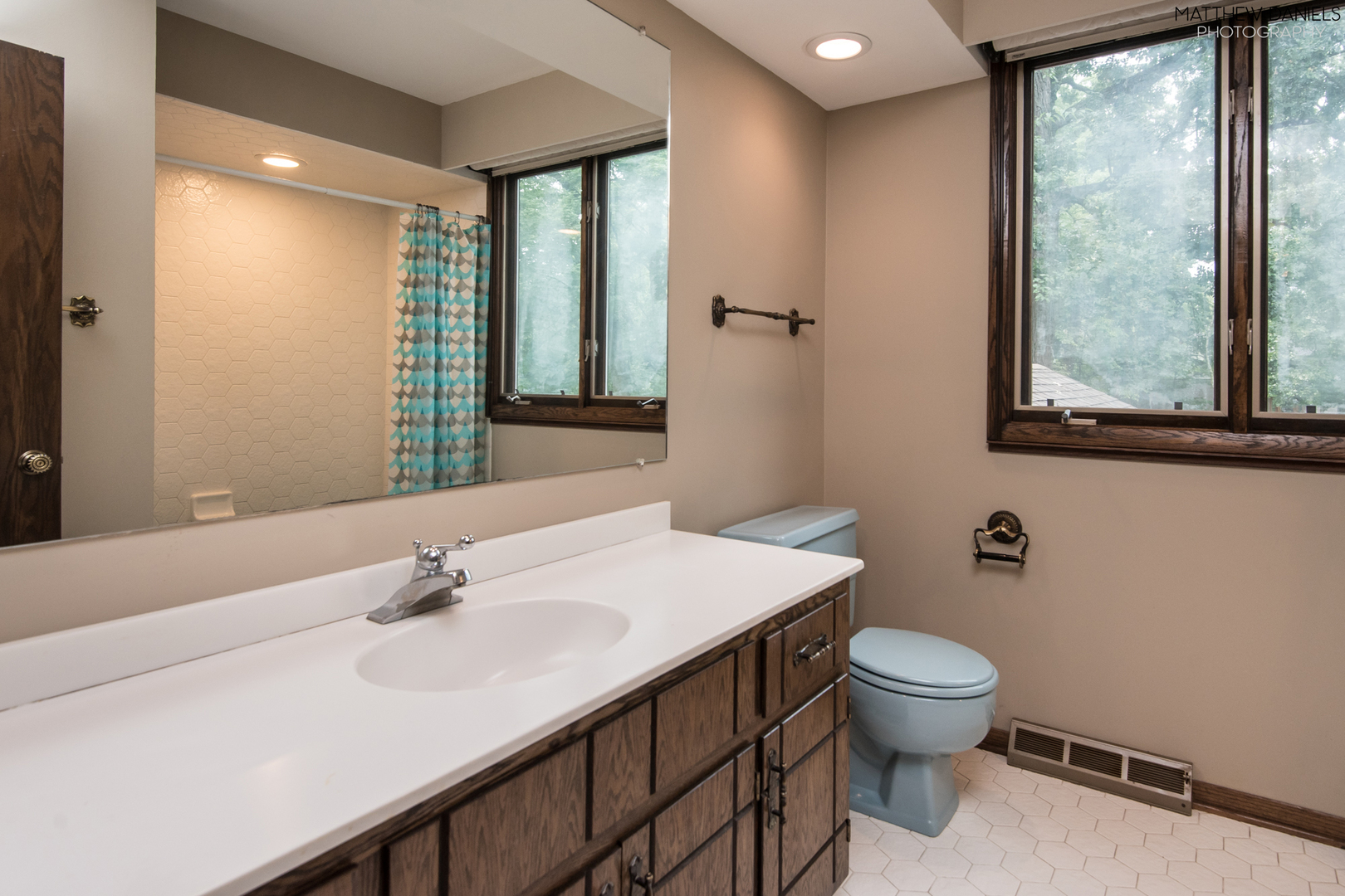 584 Aberdeen Road Frankfort, IL 60423 - Photo 42 of 60 a bathroom with a sink toilet and a mirror