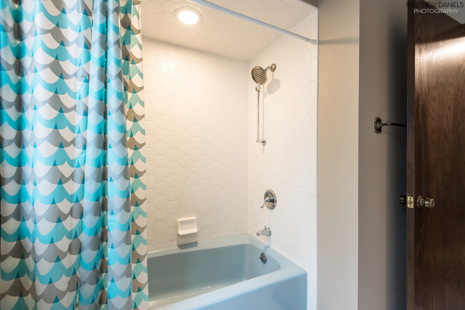 584 Aberdeen Road Frankfort, IL 60423 - Photo 43 of 60 a bathroom with a bathtub and shower