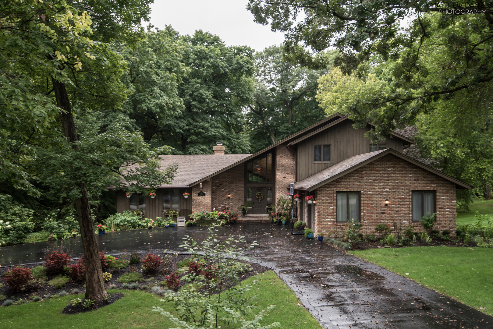 584 Aberdeen Road Frankfort, IL 60423 - Photo 6 of 60 a backyard of a house with plants and large tree