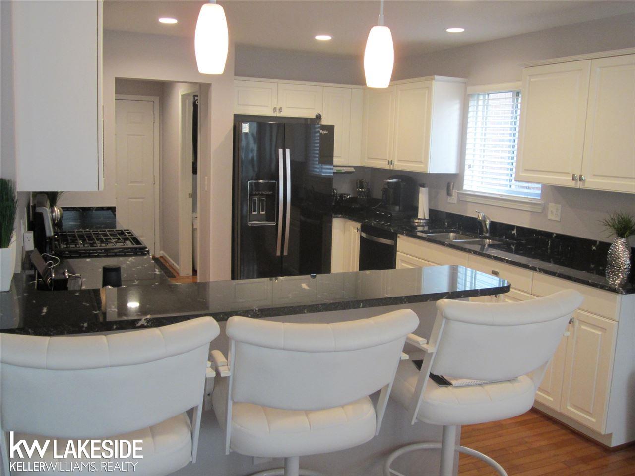 944 Churchill Circle Rochester, MI 48307 - Photo 5 of 31 31330997-4.JPG