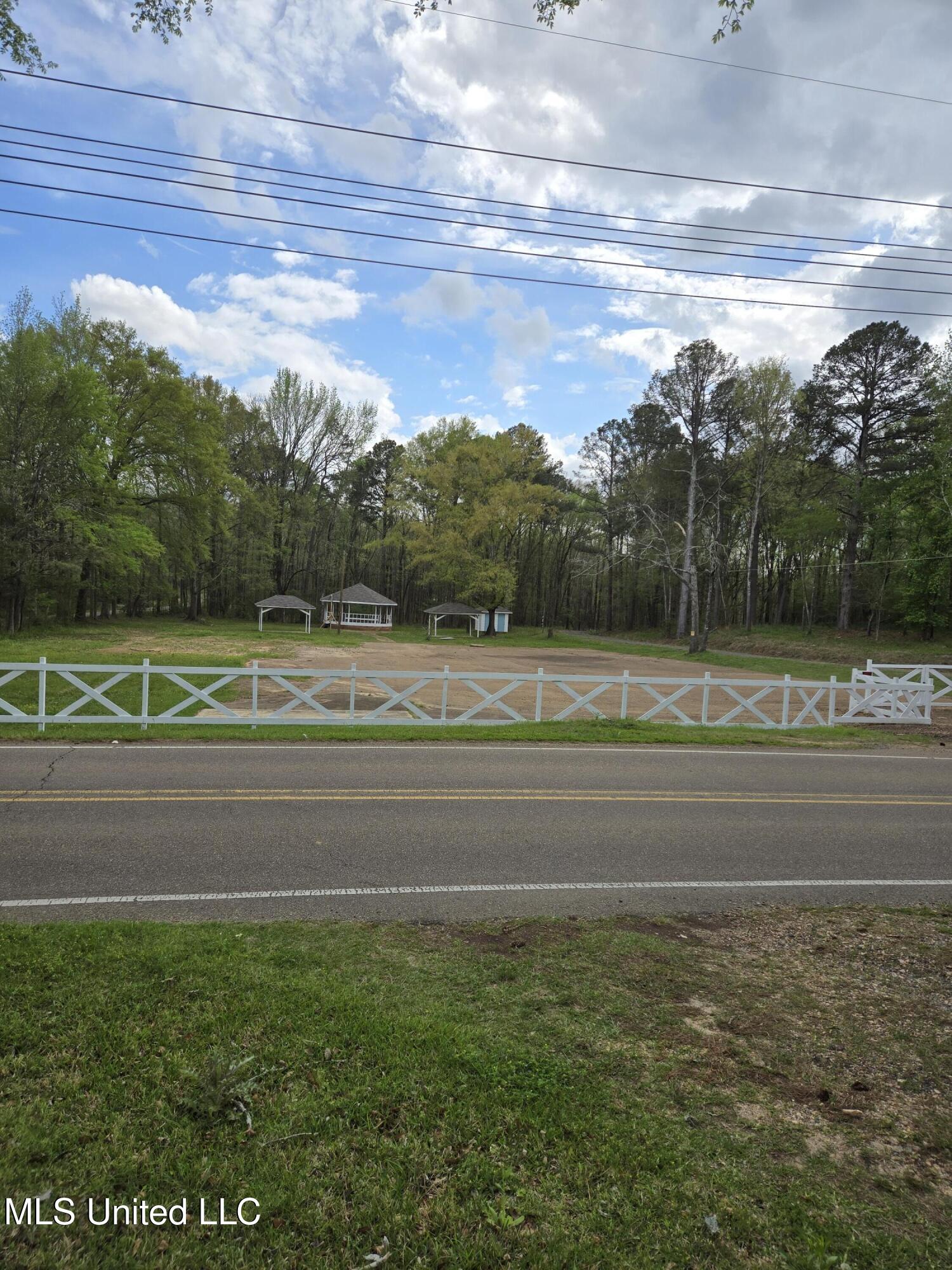 207 Lake Castle Road Ridgeland, MS 39110 - Photo 3 of 9 20250329_152557