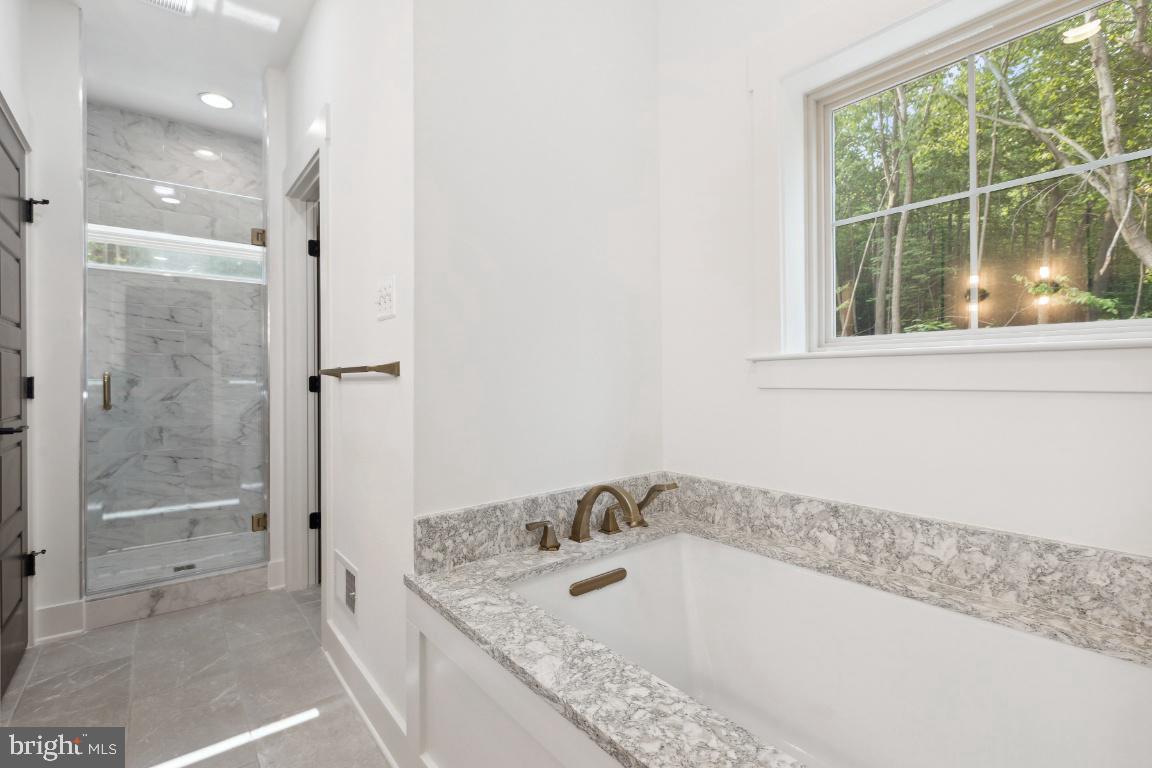 3110 Thurston Road Frederick, MD 21704 - Photo 21 of 38 Large soaking tub.