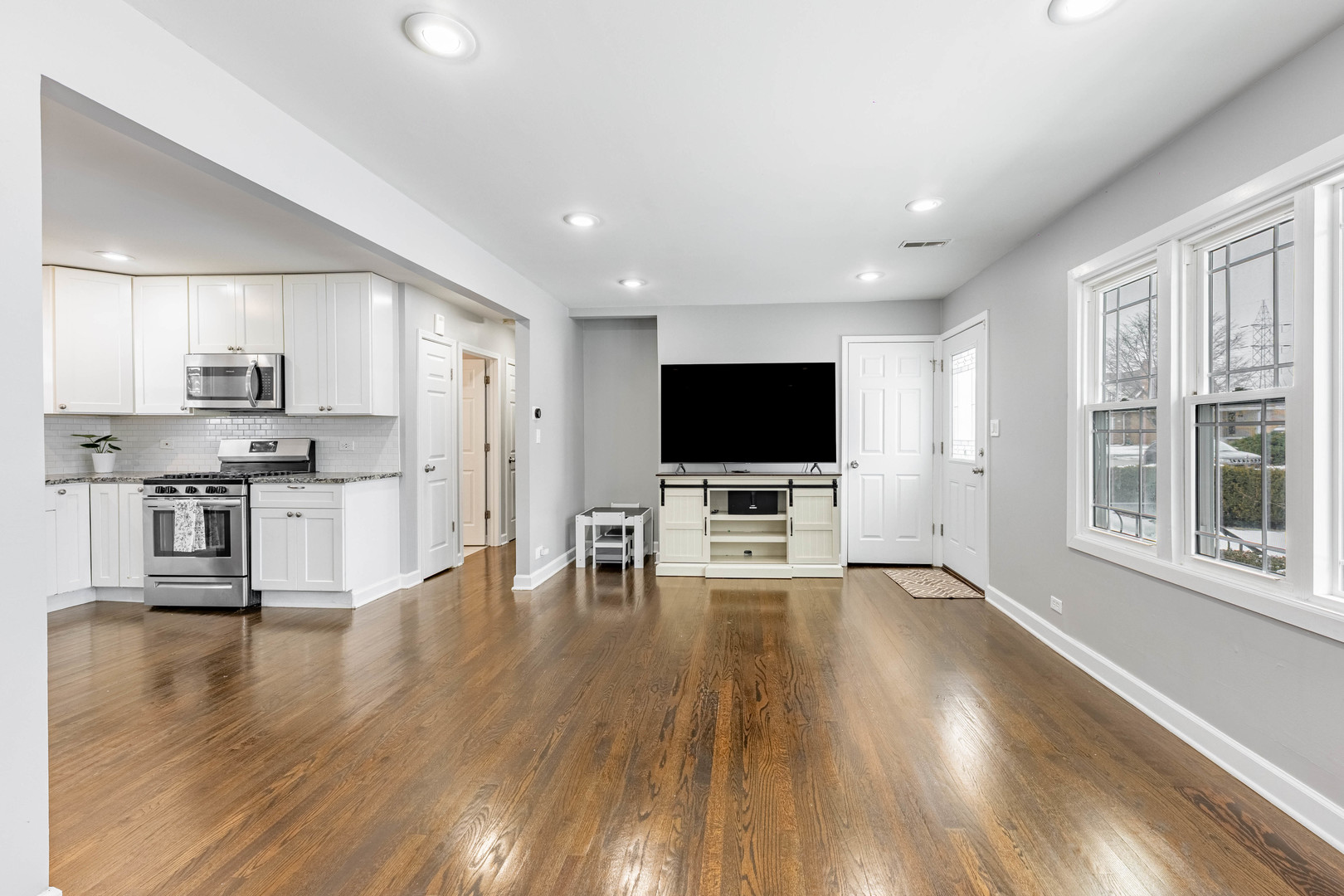 8036 Newland Avenue Burbank, IL 60459 - Photo 3 of 16