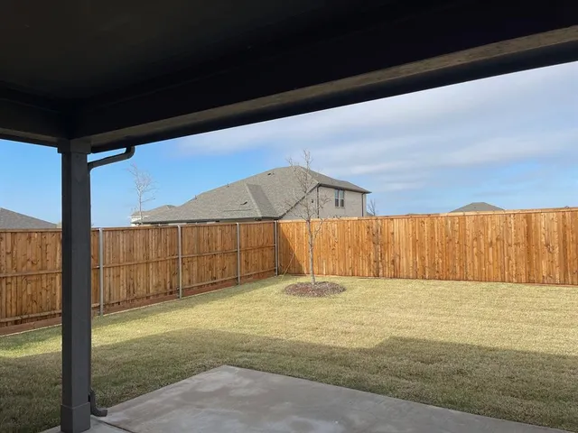 a view of a backyard