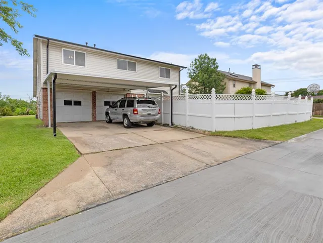 a view of a car garage of the house
